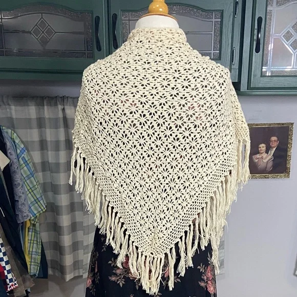 Vintage crochet shawl - Picture 2 of 2